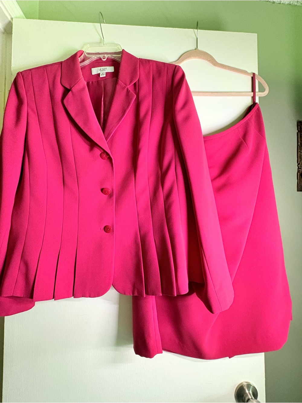 Le Suit Women's Hot Pink/Magenta Pleated Blazer & Skirt Set